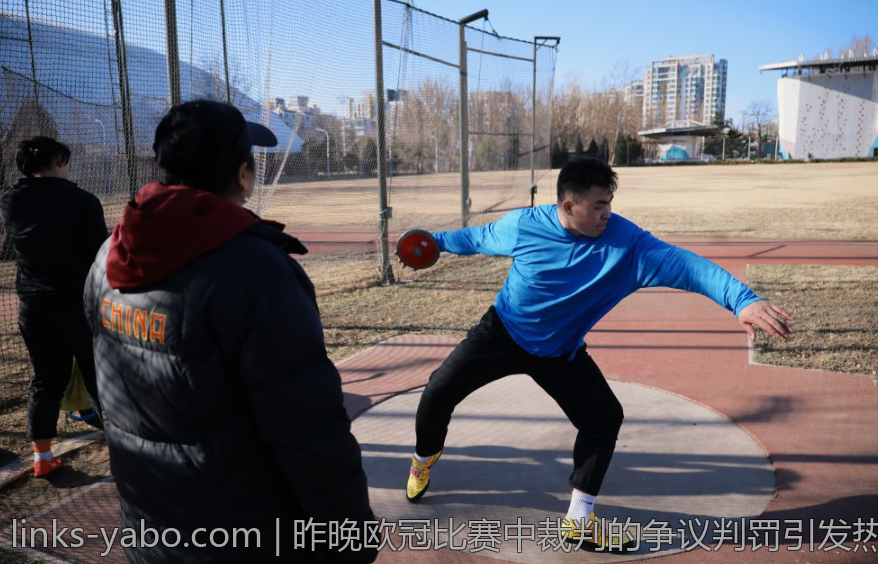 昨晚欧冠比赛中裁判的争议判罚引发热议